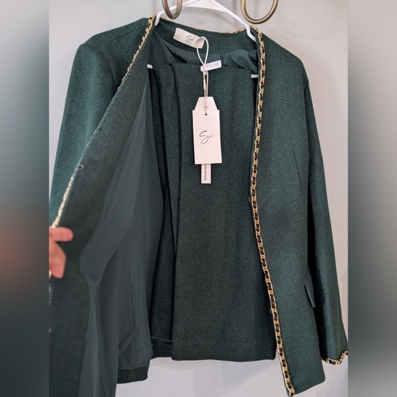 Elegant Green Jacket and Pants Combo with Gold Trim - Picture 3 of 16